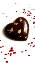 COSMIC LOVE (gianduja de migdale, zmeură, sare de mare)