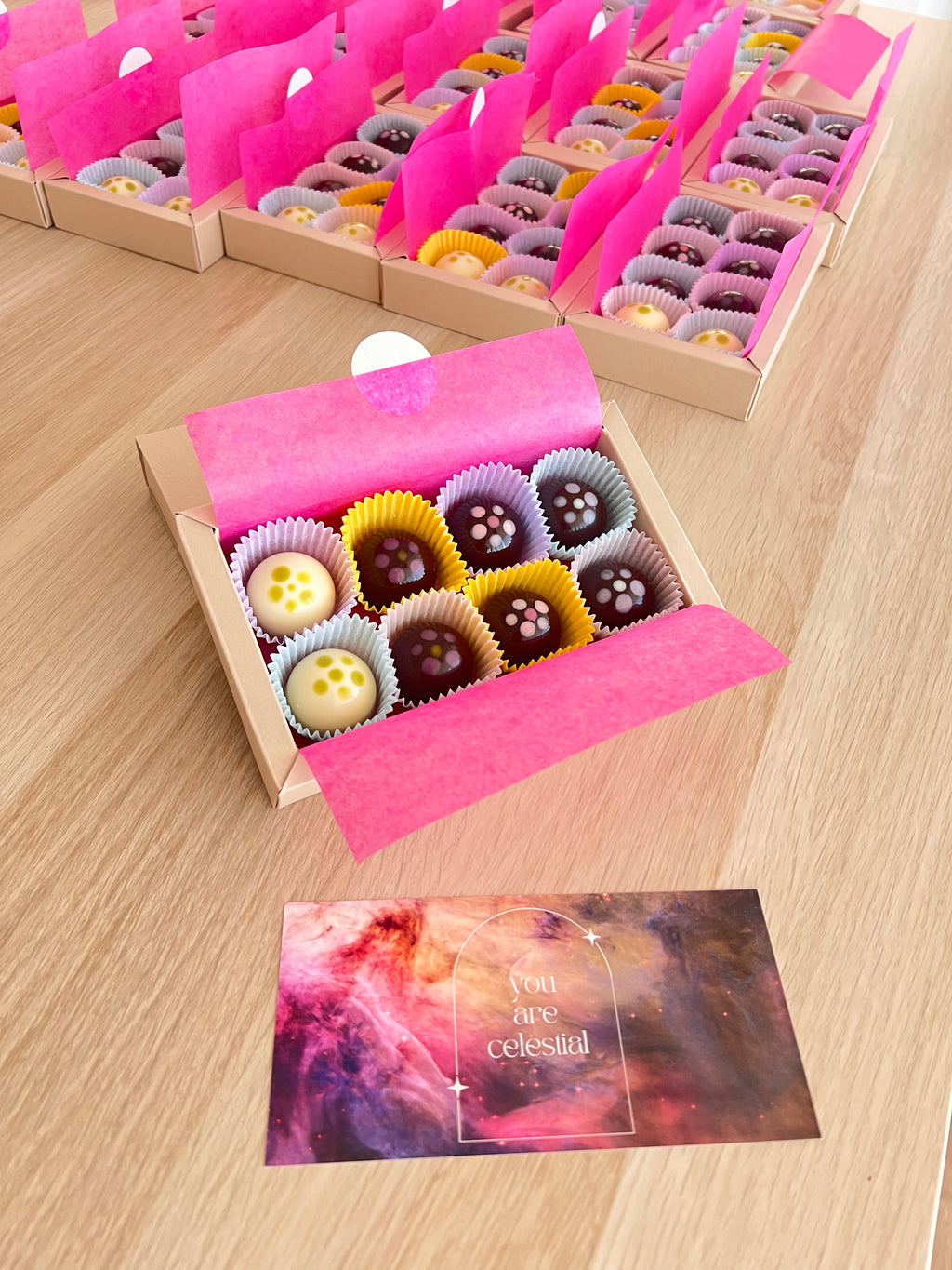 Cutie cu 8 praline (Colecția Celestial Flowers)